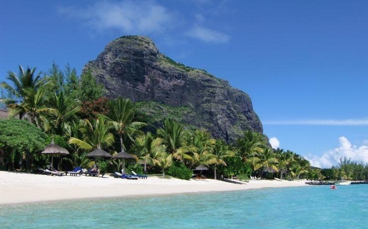 Plage devant le Morne Brabant à l'île Maurice