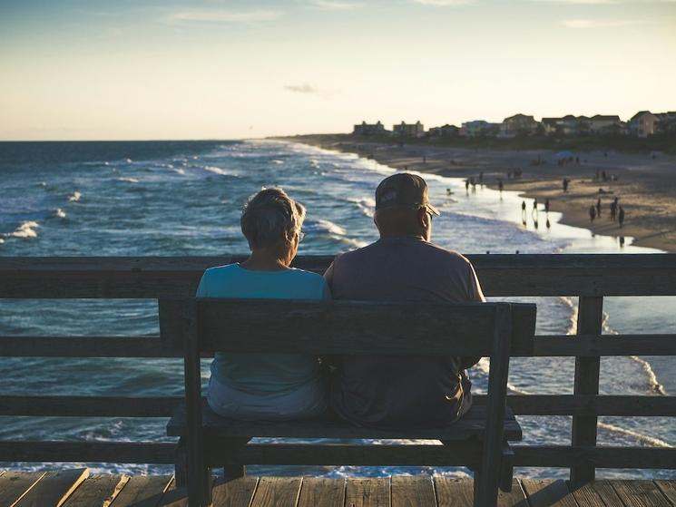 la retraite sur un banc au bout du monde devant un beau paysage