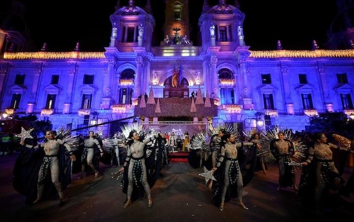 des personnes en train de danser devant la mairie de valencia pour les festivités des Reyes