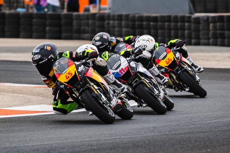 des motos sur un circuit