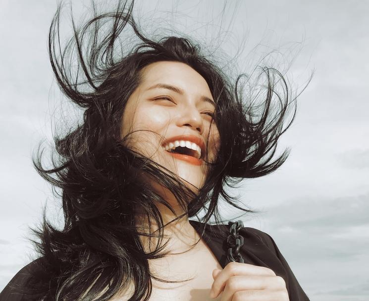 une vietnamienne rit de bon coeur au Vietnam