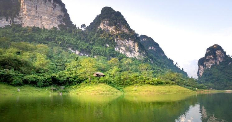 Rizieres et montagnes a Ninh Binh au Vietnam