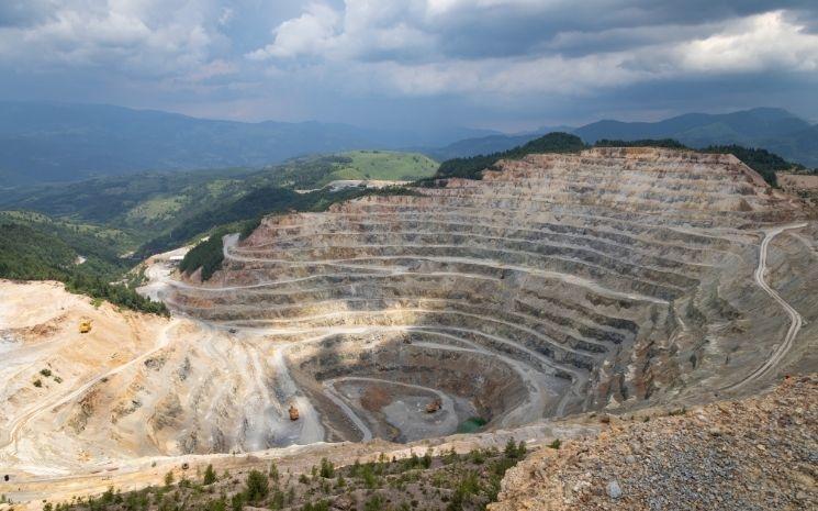 Le paysage minier de Roșia Montană, en Roumanie