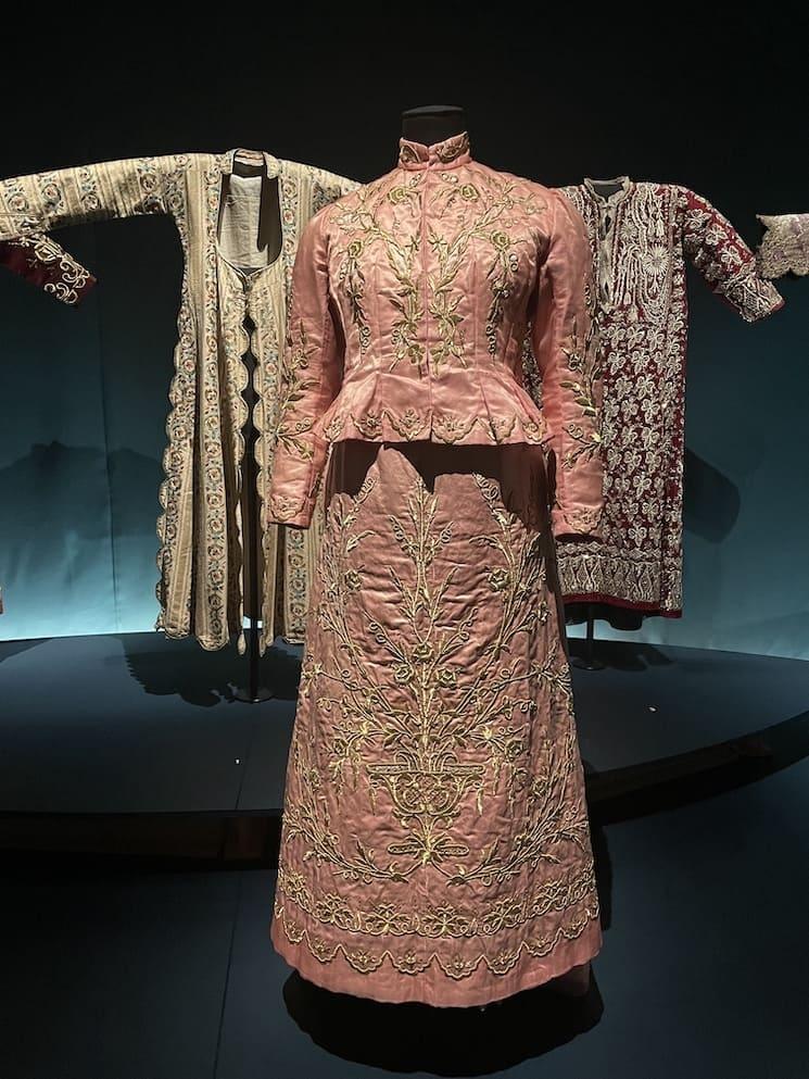 Robe de mariée traditionnelle turque bindallı en velours rose brodé de fils dorés, XIXᵉ siècle, musée du quai Branly