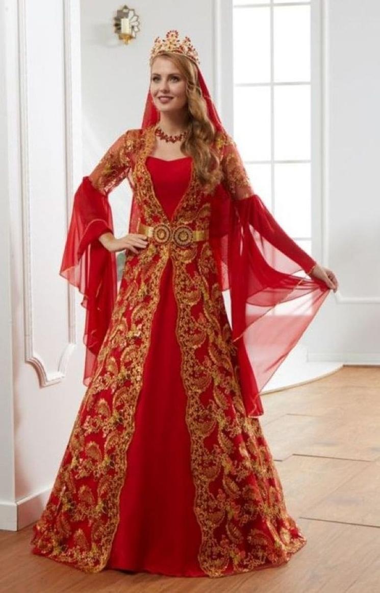 Robe moderne pour la nuit du henné, inspirée des tenues ottomanes traditionnelles