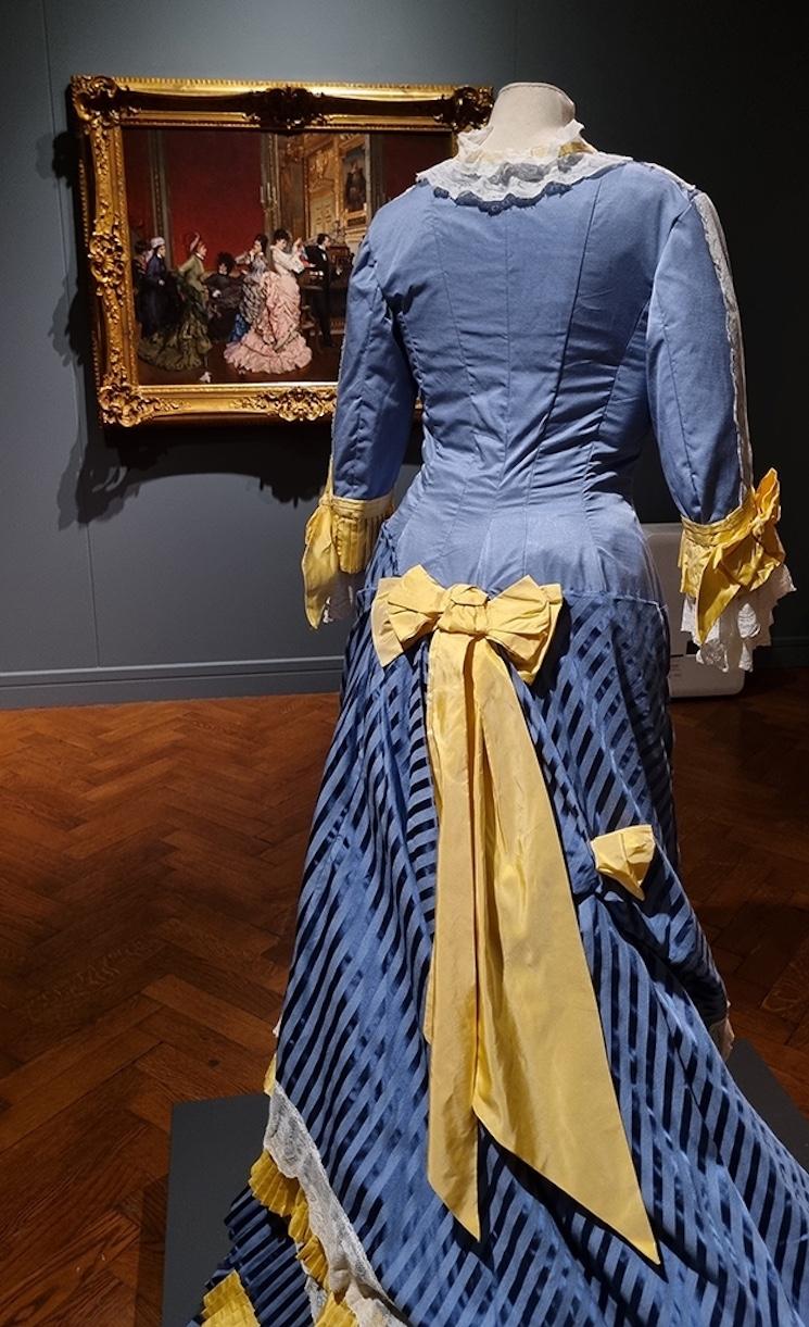 Robe « princesse » d’après-midi ou de visite (1875) en soie et dentelle de la collection Nathalie Harran exposée dans « Mode et peinture » au centre d’art Arkas à Izmir