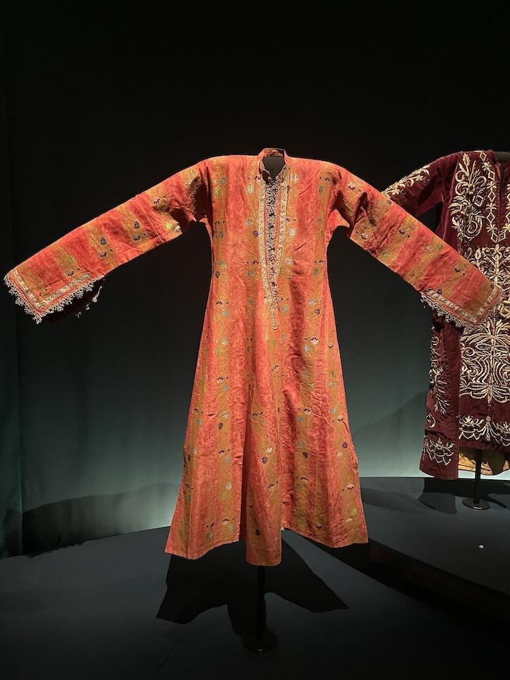 Robe traditionnelle turque üçetek entari à triple jupe en satin brodé, exposée au musée du quai Branly