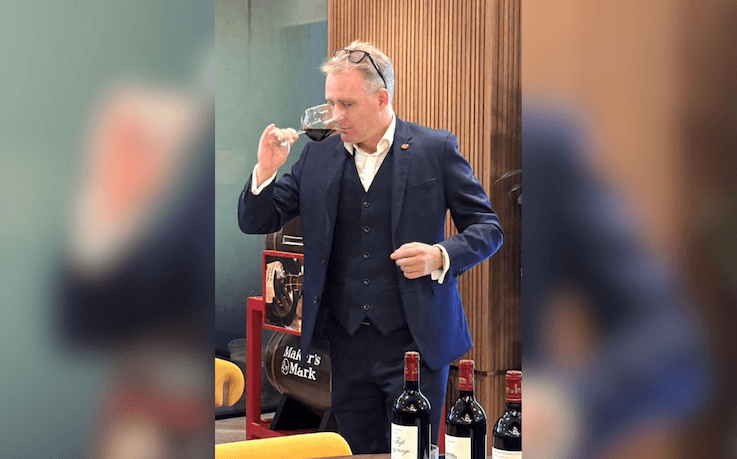 Un homme boit un verre de vin