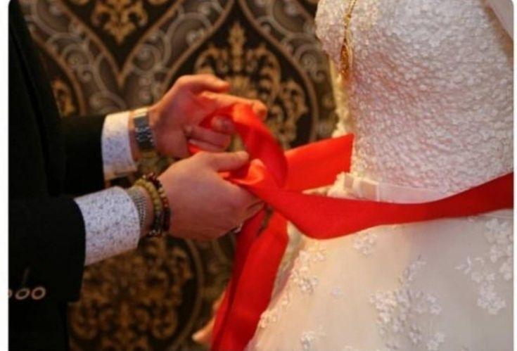 Ruban rouge noué autour de la taille de la mariée lors d’un mariage en Turquie
