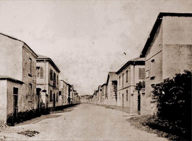rue avec petites maisons en noir et blanc