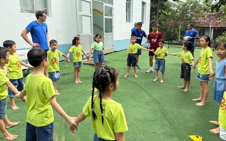 Rugby RFF a l’orphelinat Phoenix.