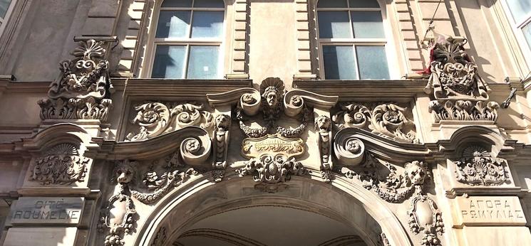 Fronton de l’entrée du Rumeli Han à Beyoğlu, avec inscriptions en français, ottoman et grec, sur l’avenue Istiklal à Istanbul