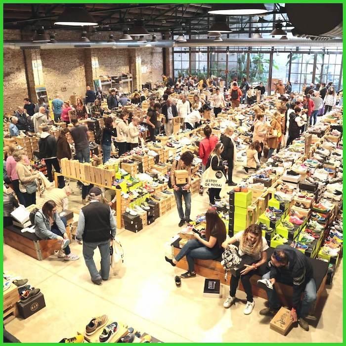 des personnes en train d'assister à la ruzafa fashion week