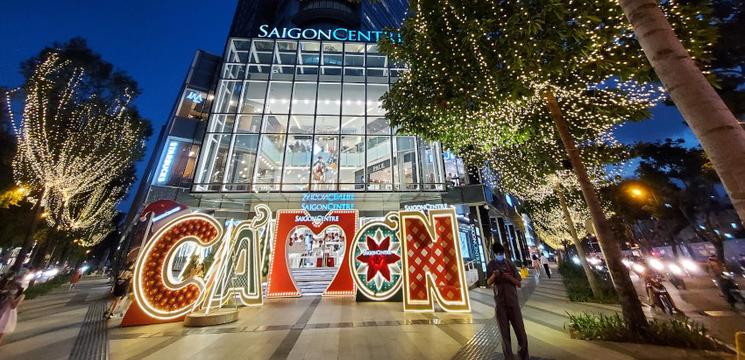 Saigon center (Takashimaya) est un centre commercial populaire décoré chaque Noël