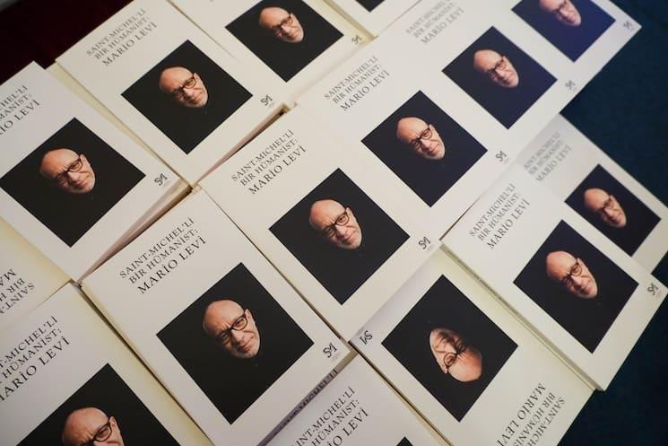 Exemplaires du livre « Un humaniste de Saint-Michel : Mario Levi » présentés lors du lancement à Istanbul