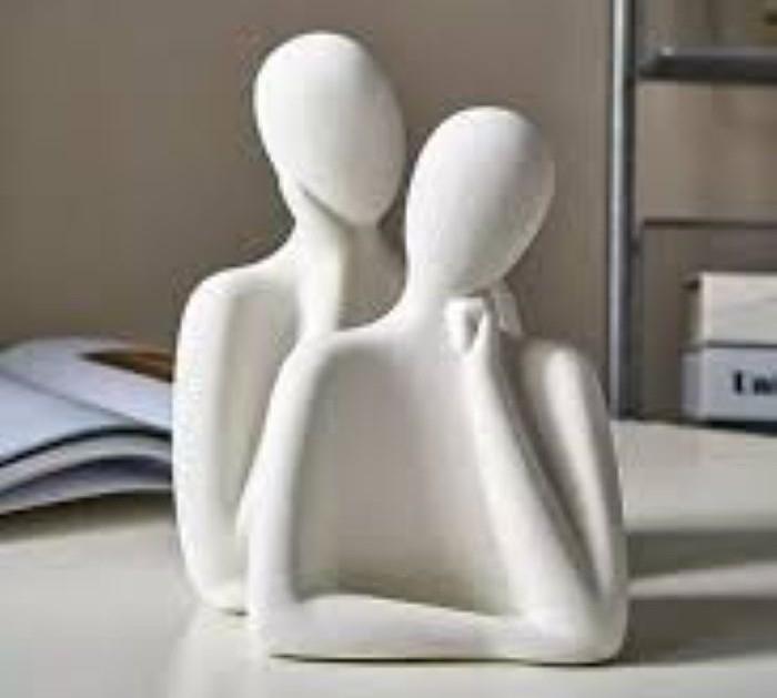 Bibelot représentant un couple enlacé, objet décoratif pour la Saint-Valentin en Turquie