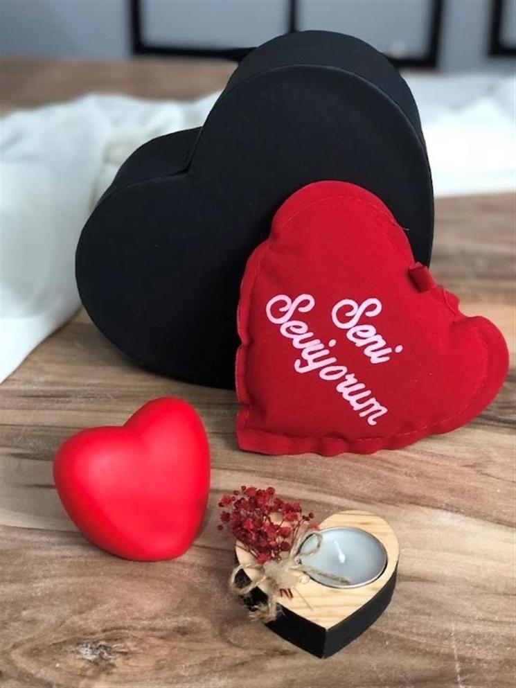 Coussin rouge avec l’inscription “Seni seviyorum”, objet romantique de Saint-Valentin en Turquie