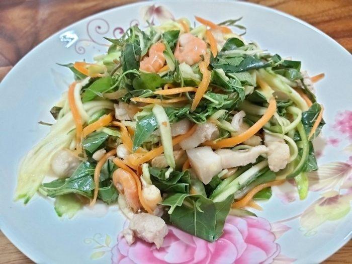 Salade avec feuilles et inflorescences de margousier (Photographie : Pascal Médeville)