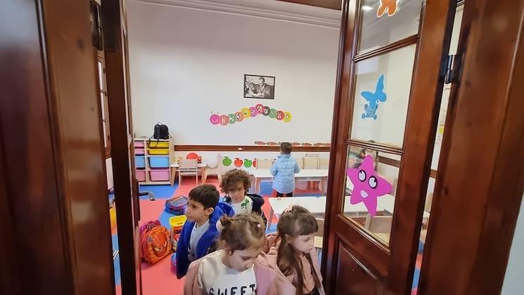Enfants entrant dans une salle d’activités éducatives de la nouvelle crèche gratuite à Konak, Izmir.