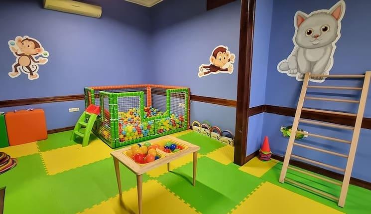 Salle de jeux colorée pour les enfants dans la nouvelle crèche gratuite de Konak, Izmir, avec des jouets et des décorations murales.