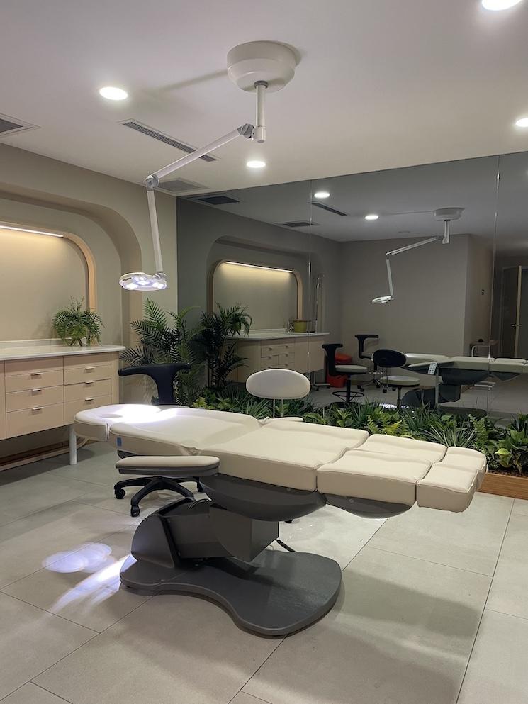 Salle d'opération moderne de la clinique Klineva à Istanbul, dédiée aux interventions esthétiques et à la greffe de cheveux.