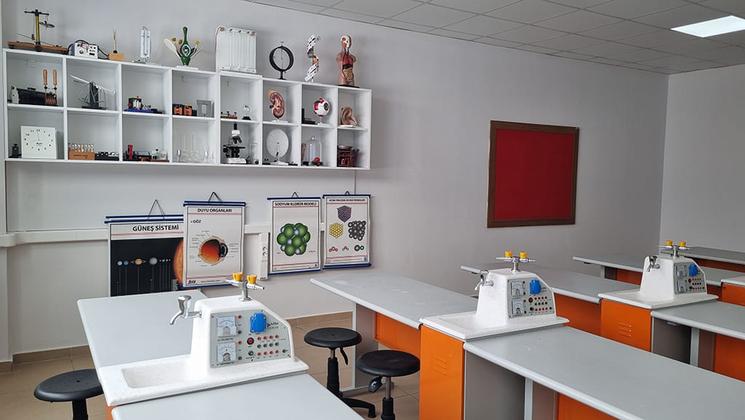 Salle de sciences du nouveau lycée Arkas Piri Reis à Izmir, dotée d’équipements modernes