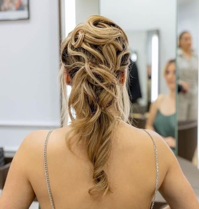 une femme de dos aux cheveux blonds avec un balayage dans le salon Lucie Saint Clair à Valencia