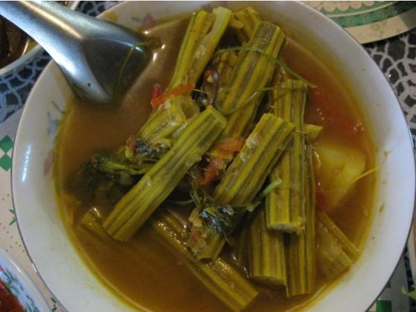 un bol de sambhar soupe du sud de l'Inde