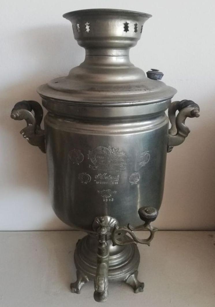 Ancien samovar turc en métal datant de 1943, utilisé pour la préparation du thé à l’époque républicaine.