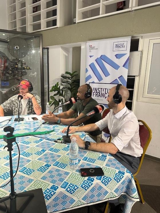 Participation de l’ambassadeur pour le sport à l’émission RMC After Foot spécial CAN (coupe d’Afrique des Nations), en janvier 2024, dans les locaux de l’Institut français d’Abidjan