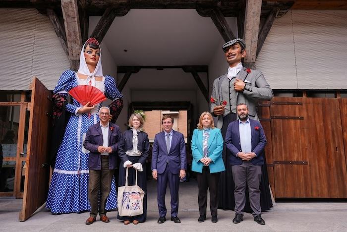 Le maire et la vice-maire, aux côtés des Géants et Grosses Têtes, lors de la présentation de la programmation de San Isidro 2025.