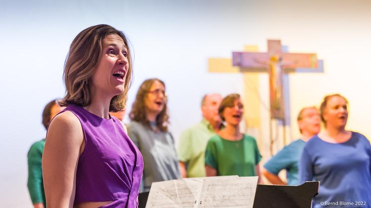 Photo de Sandra Lugbull en train de diriger un choeur