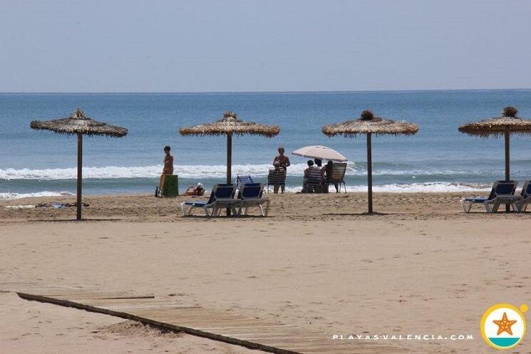 en basse saison, la plage livre une autre image