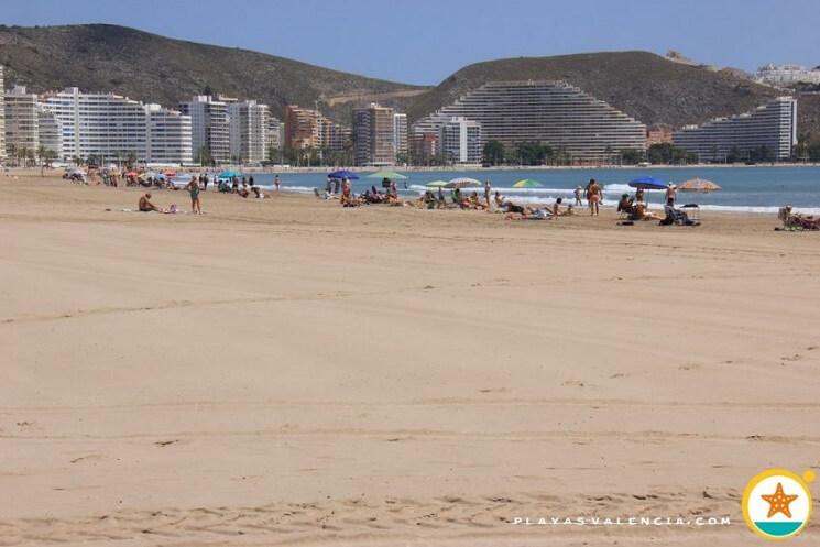 Une des plages les plus occupées de la région
