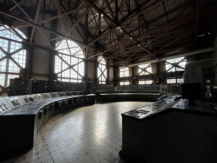 Vue intérieure du musée de l’énergie à Santral Istanbul, avec ses anciennes turbines et équipements industriels dans un cadre historique.