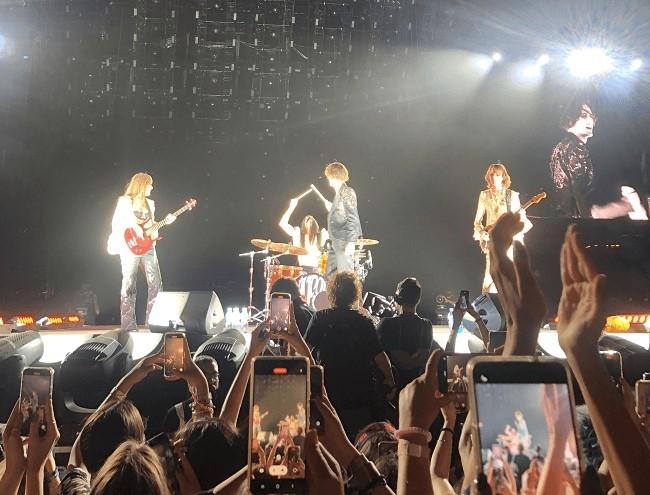 scène de concert avec les maneskin