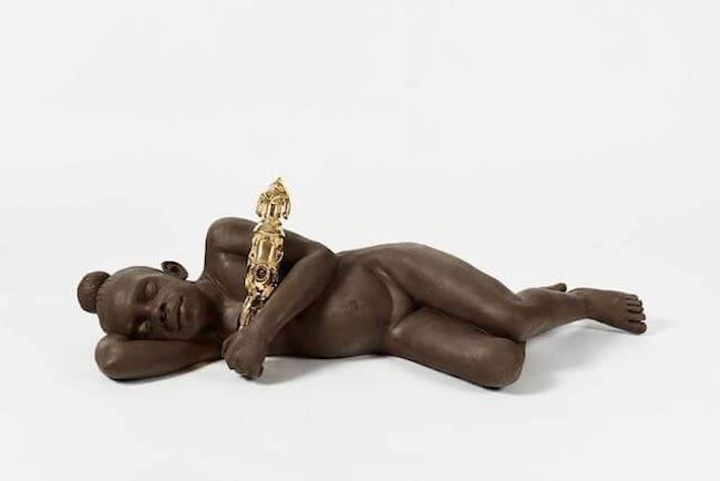 sculpture d'un homme noir allongé