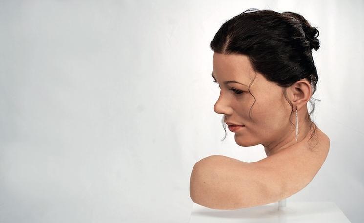 sculpture d'une femme aux cheveux noirs hyperréaliste