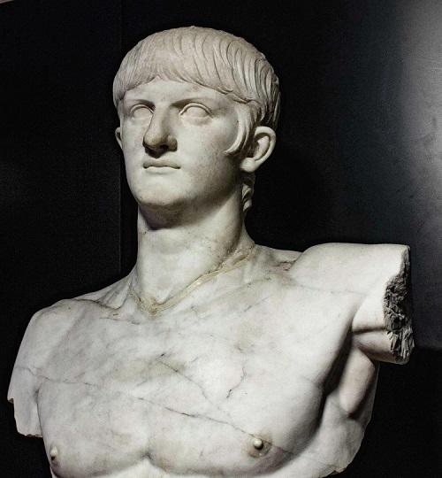 sculpture de Néron en marbre blanc