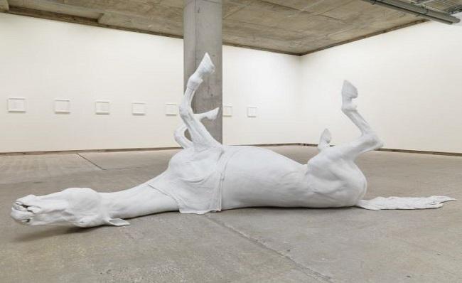 sculpture de cheval allongé sur le dos