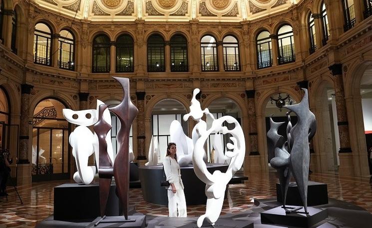 sculptures contemporaines dans un musée