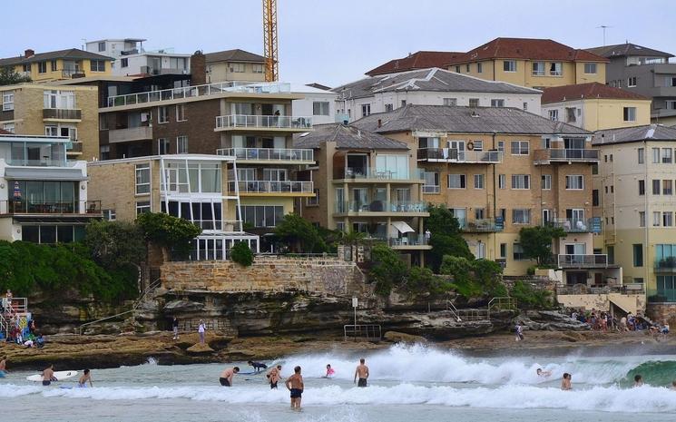 Des immeubles d'habitation à Bondi Beach à Sydney.