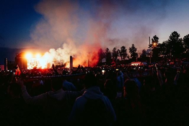 des supporters avec des pétards et fumées