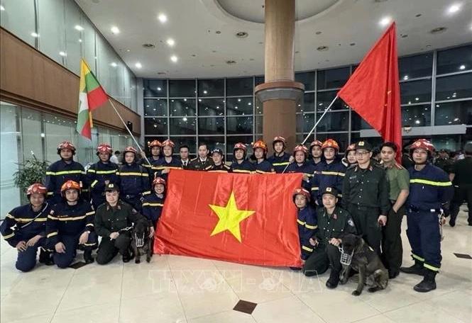 Les secouristes du ministère vietnamien de la Sécurité publique arrivent au Myanmar.