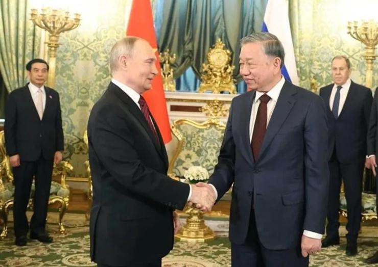 Le secrétaire général du Parti communiste vietnamien, To Lam, et le président russe Vladimir Poutine, le 10 mai