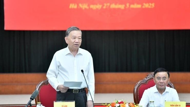 Secretaire general To Lam signe une resolution pour la sante