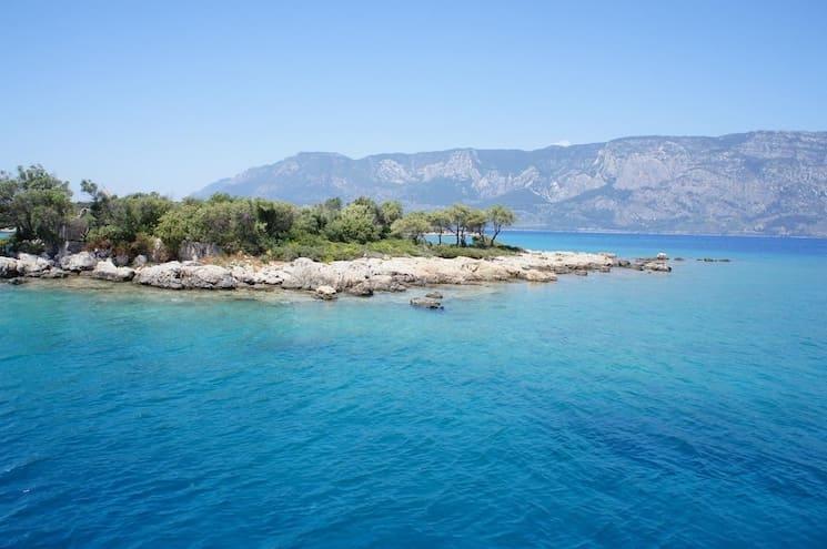 Vue de l’île Sedir Adası près de Marmaris, avec ses rochers clairs, ses arbres et les eaux turquoise de la côte égéenne