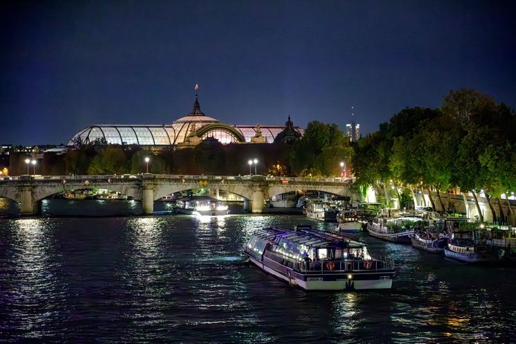 Seine bateau nuit tour eiffel