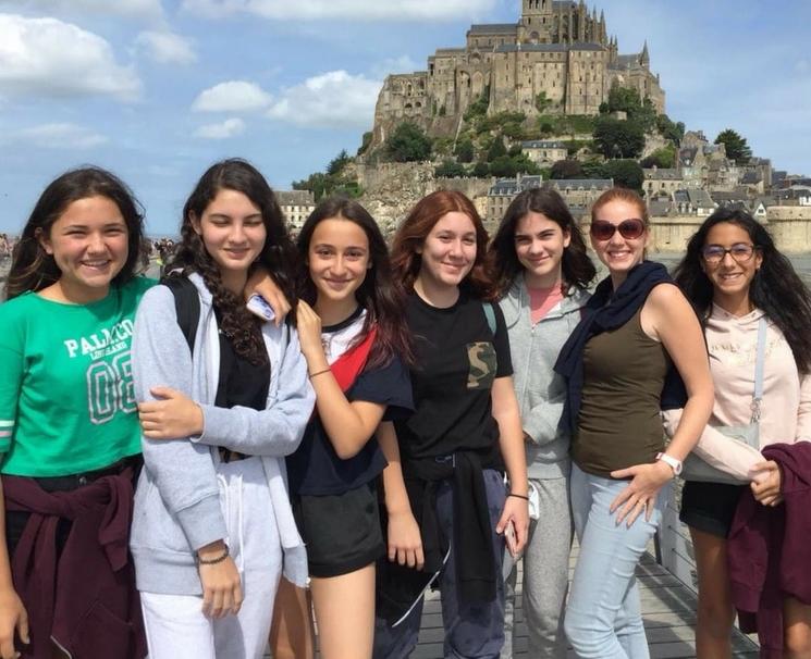 Étudiantes turques en séjour linguistique au Mont-Saint-Michel avec Le Français Chez Nous