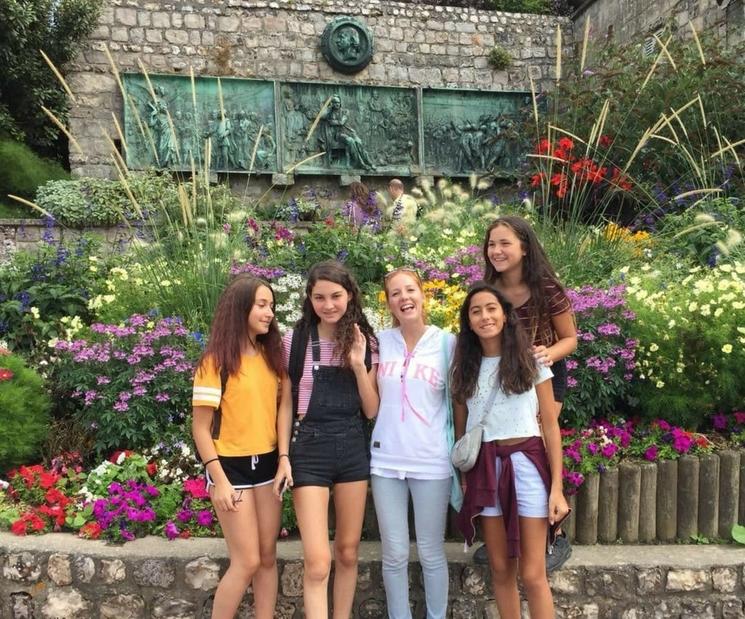 Jeunes étudiantes turques découvrant un site culturel et fleuri en Normandie lors d’un séjour linguistique